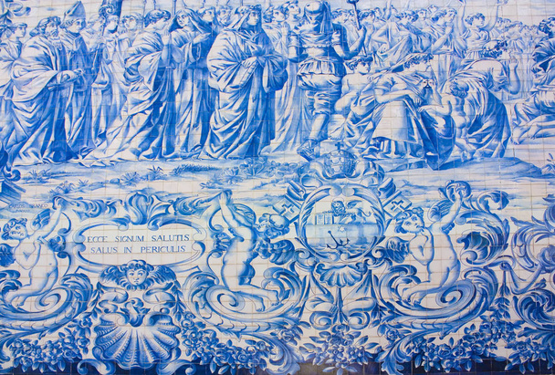 Porto, Portugália - 2019. március 3.: Töredék a Carmo-templom (Igreja do Carmo) a gyönyörű azulejos Porto - Fotó, kép