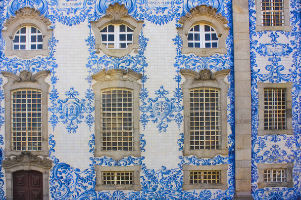 Porto, Portugália - 2019. március 3.: Töredék a Carmo-templom (Igreja do Carmo) a gyönyörű azulejos Porto - Fotó, kép
