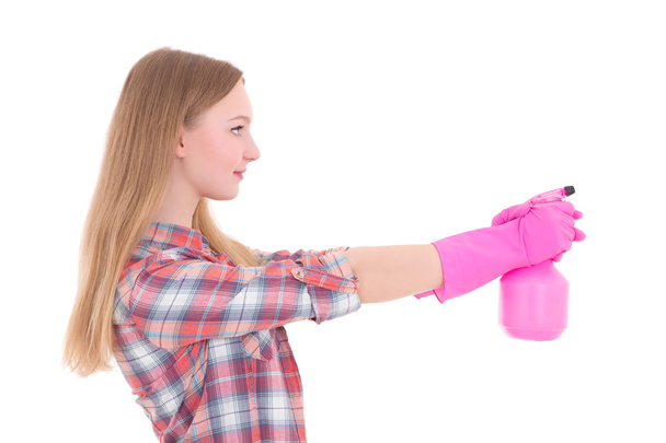 jonge vrouw in roze rubberen handschoenen met spray geïsoleerd op wit - Foto, afbeelding