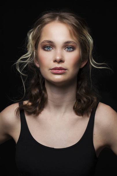 Make up beauty. Close up beautiful blonde fashion young woman - Foto, imagen