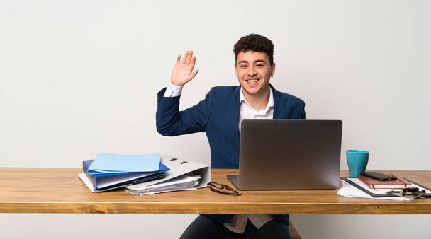 Ділова людина в офісі соло з рукою з щасливим виразом
 - Фото, зображення