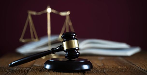 Ξύλινο σφυρί τεράστιου δικαστή σε θολή φόντο - Φωτογραφία, εικόνα