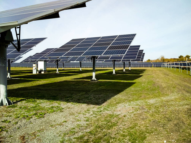 Velká stanice solárních panelů za jasného dne. Světlé nové solární panely - Fotografie, Obrázek