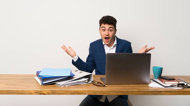 Homem de negócios em um escritório com expressão facial chocada
 - Foto, Imagem