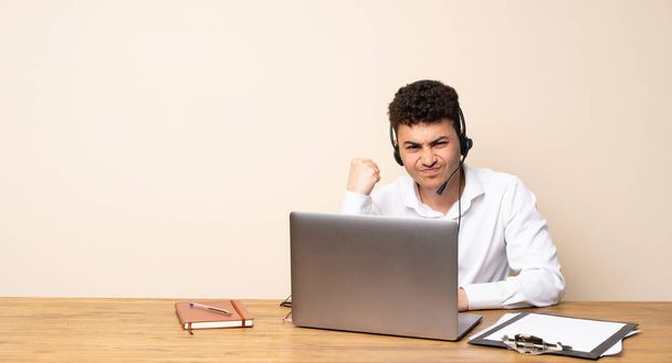 Telemarketer man with angry gesture - Photo, Image