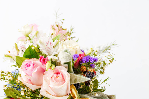 Foto de buquê romântico de rosas rosa, lírios, folhas verdes sobre fundo branco
 - Foto, Imagem