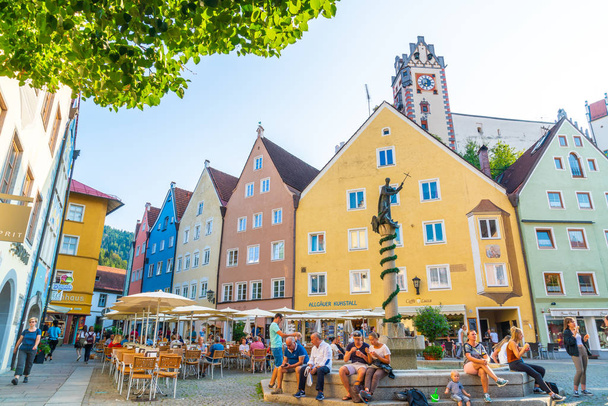 Fussen, Duitsland - Aug 28, 2018: Street café in de oude aan Fussen - Foto, afbeelding