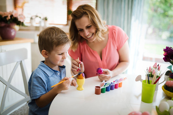 Happy Family Painting Easter Eggs On Kitchen Table - Valokuva, kuva