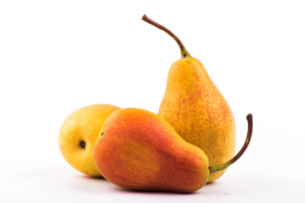 primo piano di pera. pera dolce su fondo bianco. stagione della frutta
 - Foto, immagini