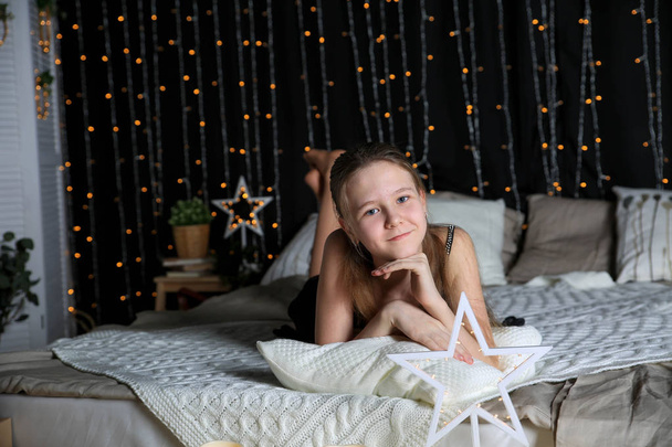 Linda menina bonito posando na cama em casa
  - Foto, Imagem
