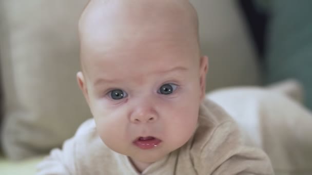 Kis baba fiú feküdt az ágyon. A gyermekgondozás és a szülői szeretet fogalma - Felvétel, videó