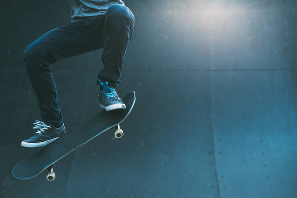 skateboarding lifestyle hobby freestyle man trick - Foto, imagen