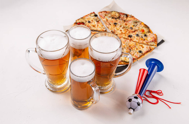 Kép szemüveg habbal sör, pizza, csövek - Fotó, kép