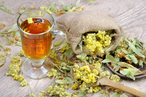xícara de chá de ervas. ervas medicinais. close-up. remédio para a gripe e frio
  - Foto, Imagem