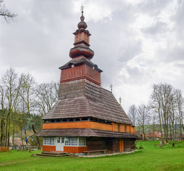 Stary drewniany kościół z dzwonnicą w miejscowości Pylypets, Ukraina - Zdjęcie, obraz