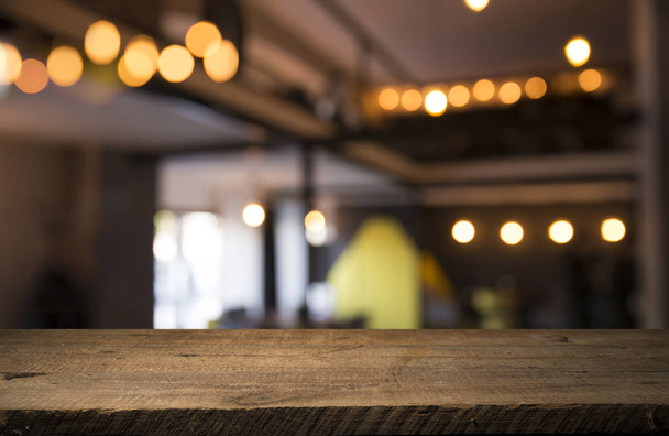 rozmazané pozadí bar a tmavě hnědé stole retro dřeva - Fotografie, Obrázek