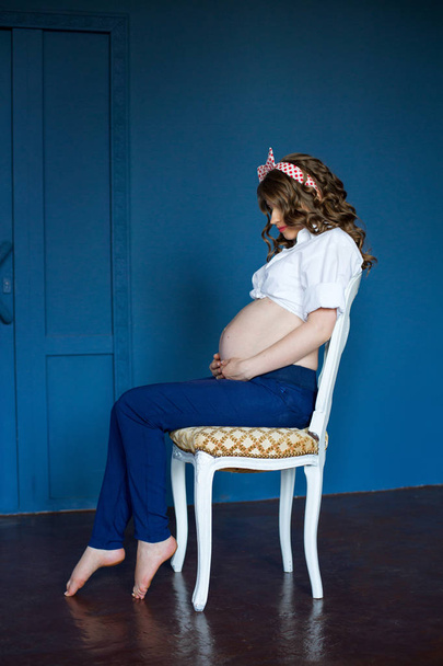 studio portrait of beautiful pregnant woman - 写真・画像