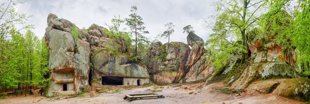 Αρχαία αμυντικός ροκ-σπήλαιο συγκρότημα Dovbush βράχους, Ουκρανία - Φωτογραφία, εικόνα