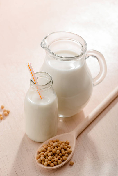 Bottle and jug of milk - Foto, afbeelding