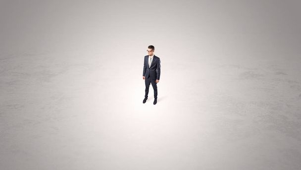 Businessman standing in the middle of an empty space - Foto, Imagen