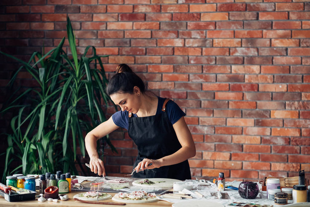artist studio clay handicraft workplace woman tool - Foto, immagini