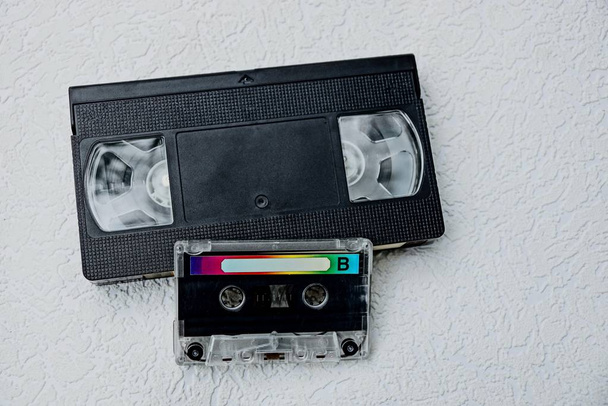 Kaset ses ve siyah video kaset gri bir tablo - Fotoğraf, Görsel