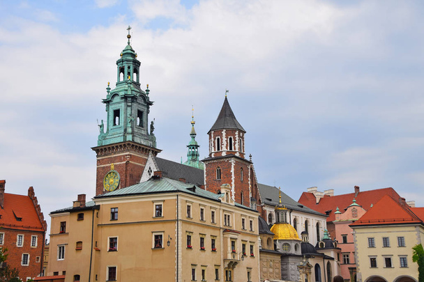 Wawelin kuninkaallisen linnan katedraali Krakovassa, Puolassa
 - Valokuva, kuva