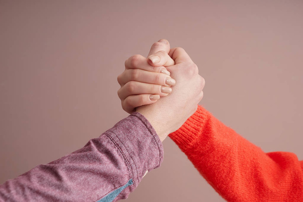 Man and woman holding hands on color background - Foto, immagini