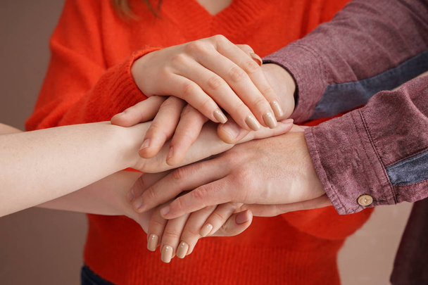 Groep mensen handen samenstellen. Begrip van eenheid - Foto, afbeelding