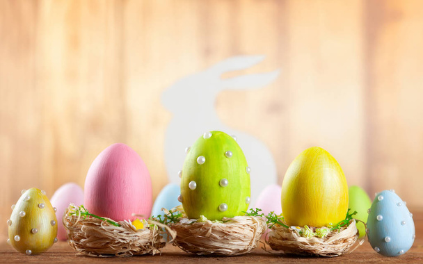 Composición de Pascua con coloridos huevos de Pascua y conejo
. - Foto, imagen