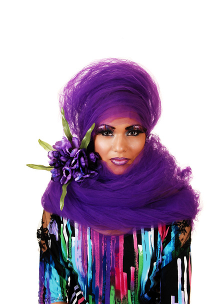 Женщина с фиолетовым желудком и цветами
. - Фото, изображение
