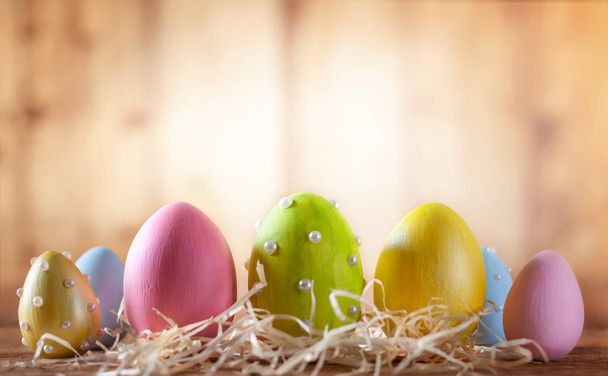 Composición de Pascua con coloridos huevos de Pascua
. - Foto, imagen