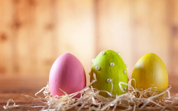 Composición de Pascua con coloridos huevos de Pascua
. - Foto, Imagen