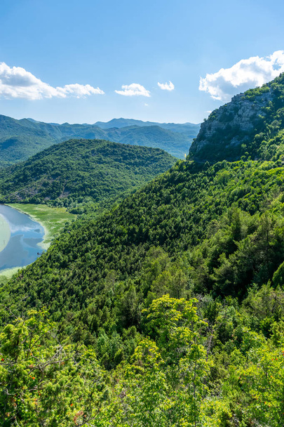 O pitoresco rio sinuoso flui entre montanhas verdes
. - Foto, Imagem
