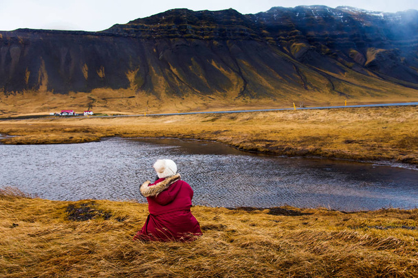 Женщина наслаждается потрясающими исландскими пейзажами
 - Фото, изображение