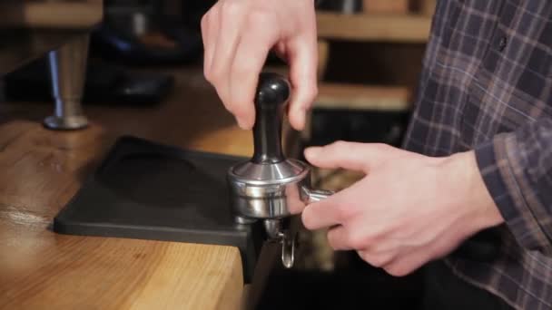 Making gemalen koffie met het aanstampen van verse koffie. Professionele barista. - Video