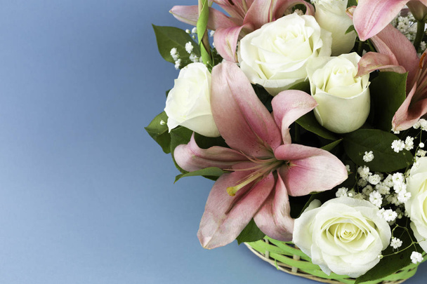 Closeup mooie bloemen in pastel kleuren op een blauwe achtergrond. Greeting card, Mom's dag, uitnodiging bruiloft, verjaardag. Kopiëren van ruimte. - Foto, afbeelding