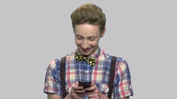 Jóképű Teen fiú használ smartphone. - Felvétel, videó