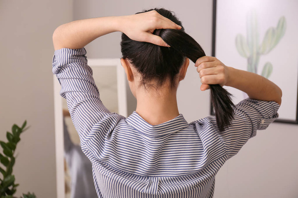 Femme faisant des cheveux à la maison
 - Photo, image