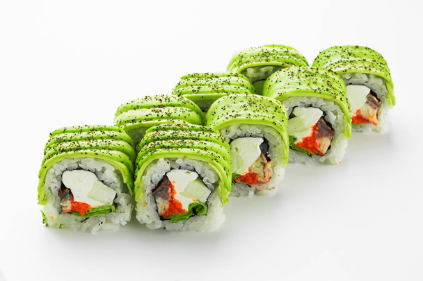Tradiční sushi rolka s uzeným úhořem, avokáda a červený kaviár zblízka na bílém pozadí - Fotografie, Obrázek