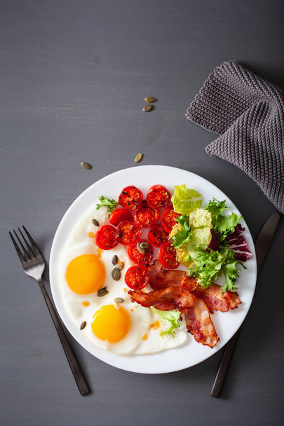 gesunde keto-diät frühstück: ei, tomaten, salatblätter und bac - Foto, Bild