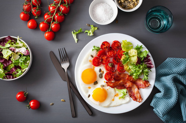 healthy keto diet breakfast: egg, tomatoes, salad leaves and bac - Photo, Image