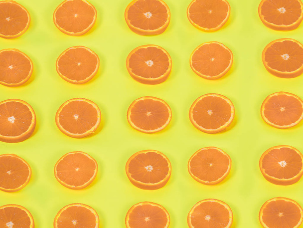 rodajas frescas de naranjas aisladas sobre fondo amarillo
 - Foto, imagen