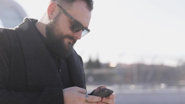 Businessman Walking on aeroport and using Mobile Phone - Video, Çekim