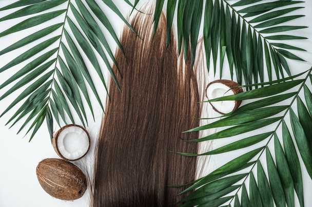 Uzun saç, Hindistan cevizi ve beyaz arka plan üzerinde tropikal yaprak - Fotoğraf, Görsel