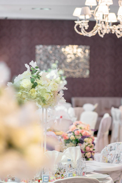 вид цветов и украшений в банкетном зале
 - Фото, изображение