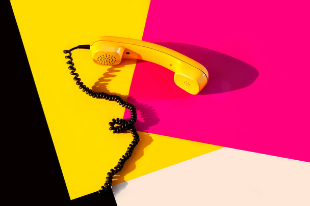 Retro vintage teléfono teléfono amarillo rosa rojo púrpura plástico naranja disko fondo viejo estilo sombra 90 negro
 - Foto, Imagen