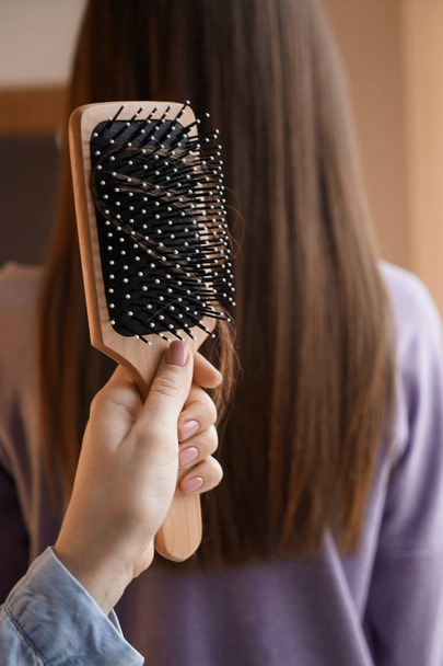 Mujer con problemas de pérdida de cabello en el salón de belleza
 - Foto, imagen
