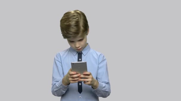 Akıllı telefonda internette sörf çocuk çocuk. - Video, Çekim