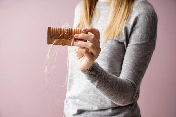 Frau mit Haarausfall-Problem auf farbigem Hintergrund - Foto, Bild
